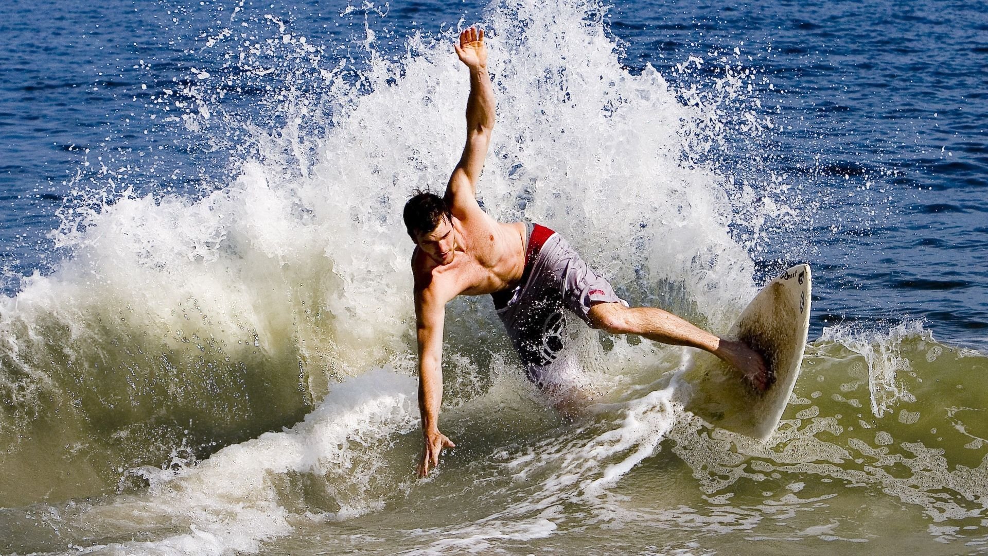 当公牛的铁蹄踏碎湖人紫金梦，库里却在F1赛道演出了年度争冠的终极接管